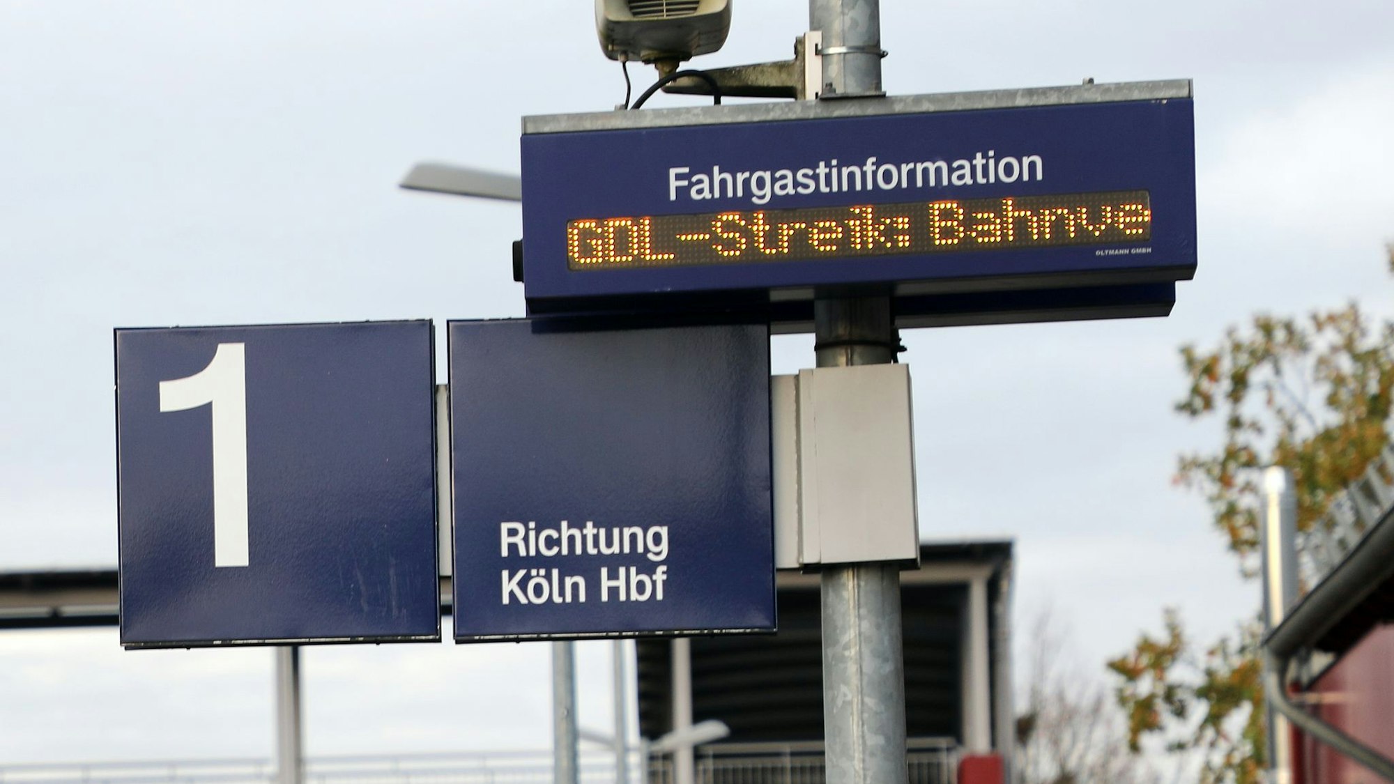 Eine Bahnstein-Anzeige am Overather Bahnhof weist auf den GDL-Streik hin.