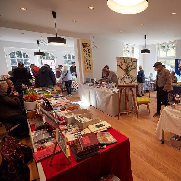 Aussteller und Besucher der Literaturmesse der LitEifel im Jahr 2022.