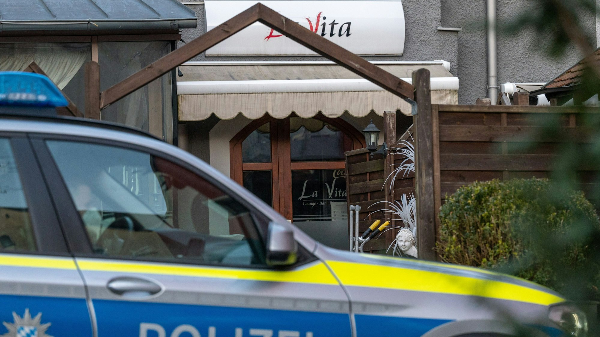Ein Polizeifahrzeug steht vor einem Lokal in Weiden in der Oberpfalz.