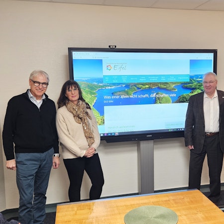 Edmund Komar (v.l.), Petra Schumacher-Hendus, Bernd Becker und Hubert Schmidt stehen vor einem großen Monitor.