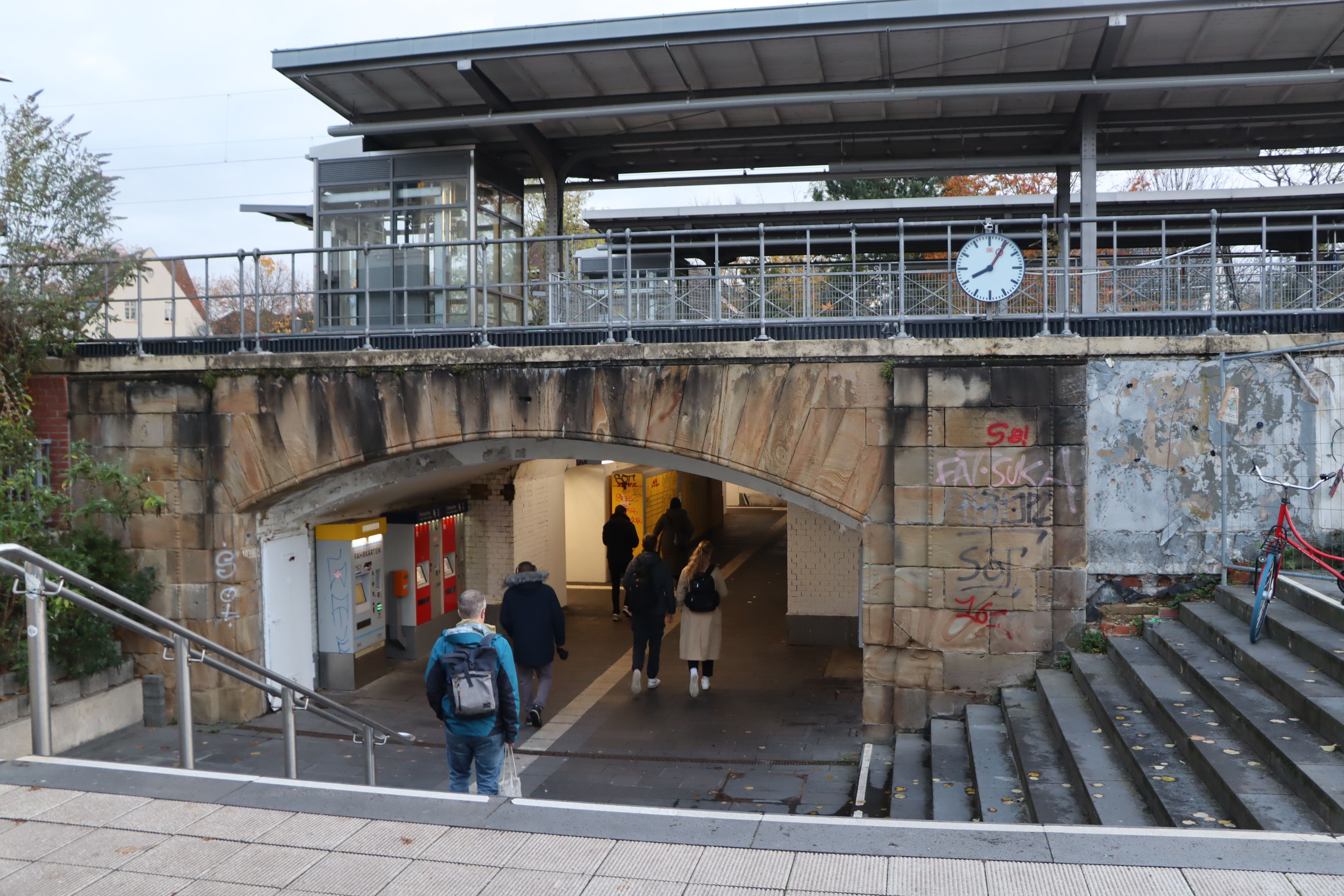 Das Bild zeigt die Unterführung des Bahnhofs in Brühl.