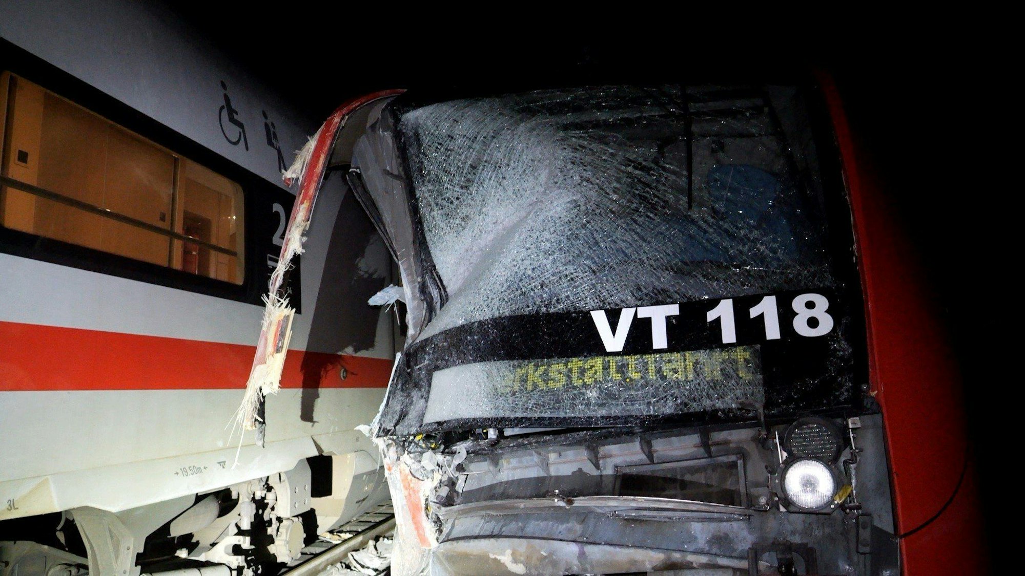 Eine Regionalbahn wurde nach der Kollision mit einem ICE auf der Strecke zwischen Hamburg und Bremen stark beschädigt.