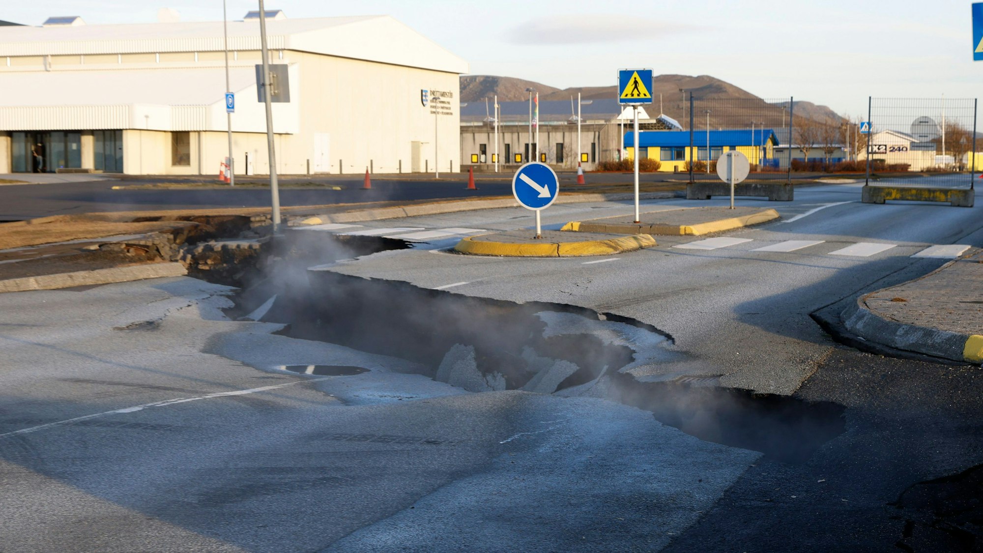 Ein großer Erdriss zieht sich durch die Straßen von Grindavík, unter denen der Magmatunnel liegt. Er nähert sich immer weiter der Oberfläche – ein Ausbruch wird wahrscheinlicher.