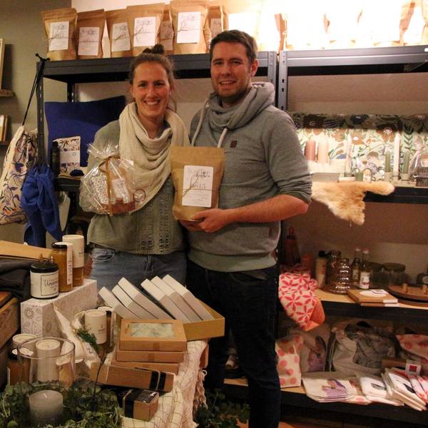 Carmen und Adrian de Giorgi stehen in ihrem Laden „Kostbar“ in Wipperfürth.