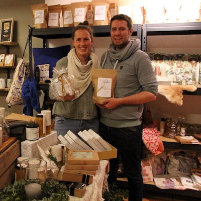 Carmen und Adrian de Giorgi stehen in ihrem Laden „Kostbar“ in Wipperfürth.