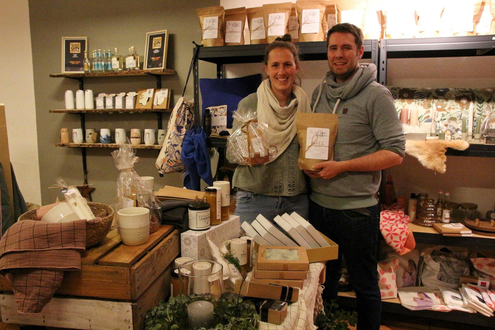 Carmen und Adrian de Giorgi stehen in ihrem Laden „Kostbar“ in Wipperfürth.