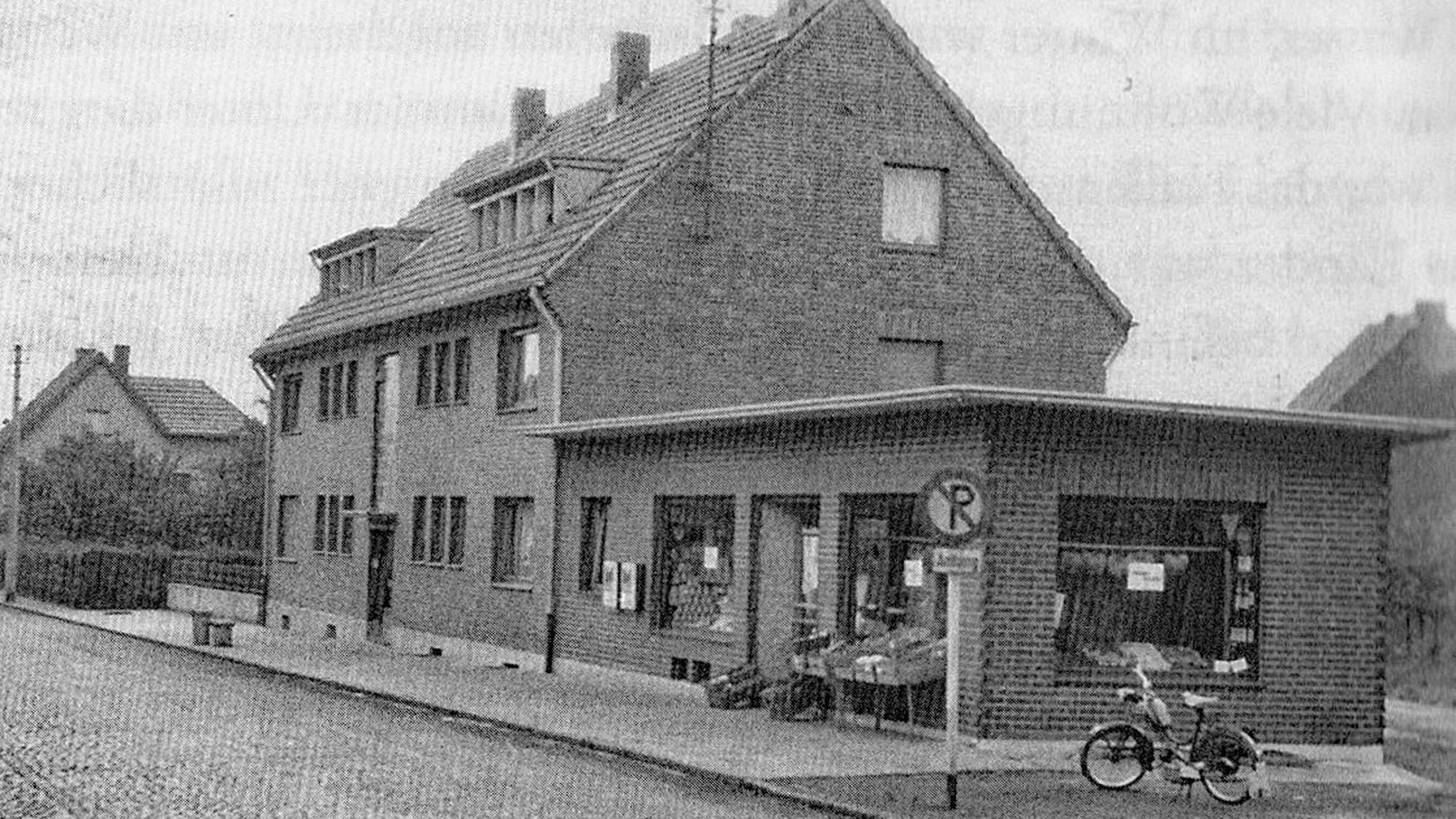 Eine Schwarz-Weiß-Aufnahme eines Hauses.