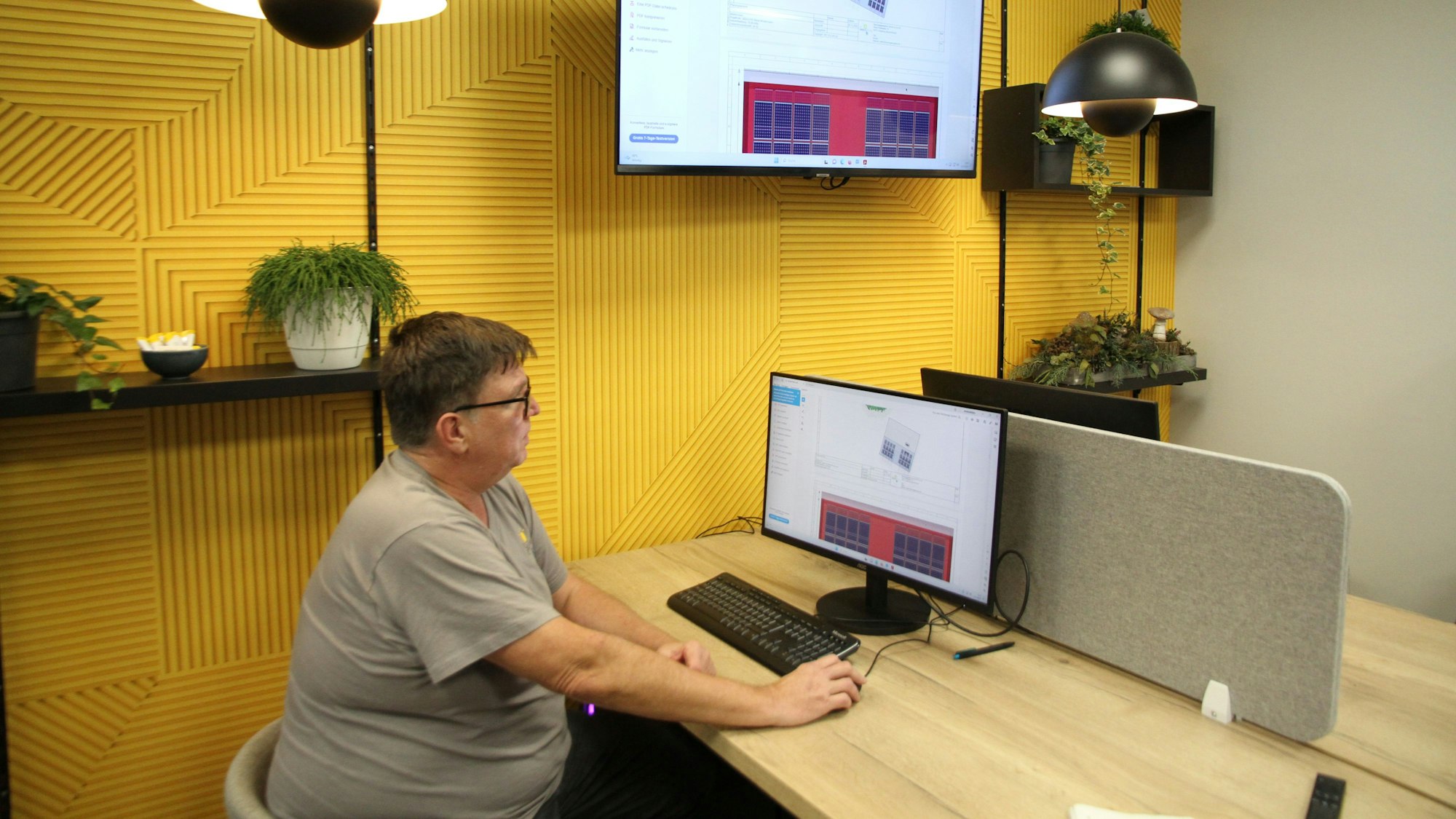 Ein Mann an einem Computerbildschirm