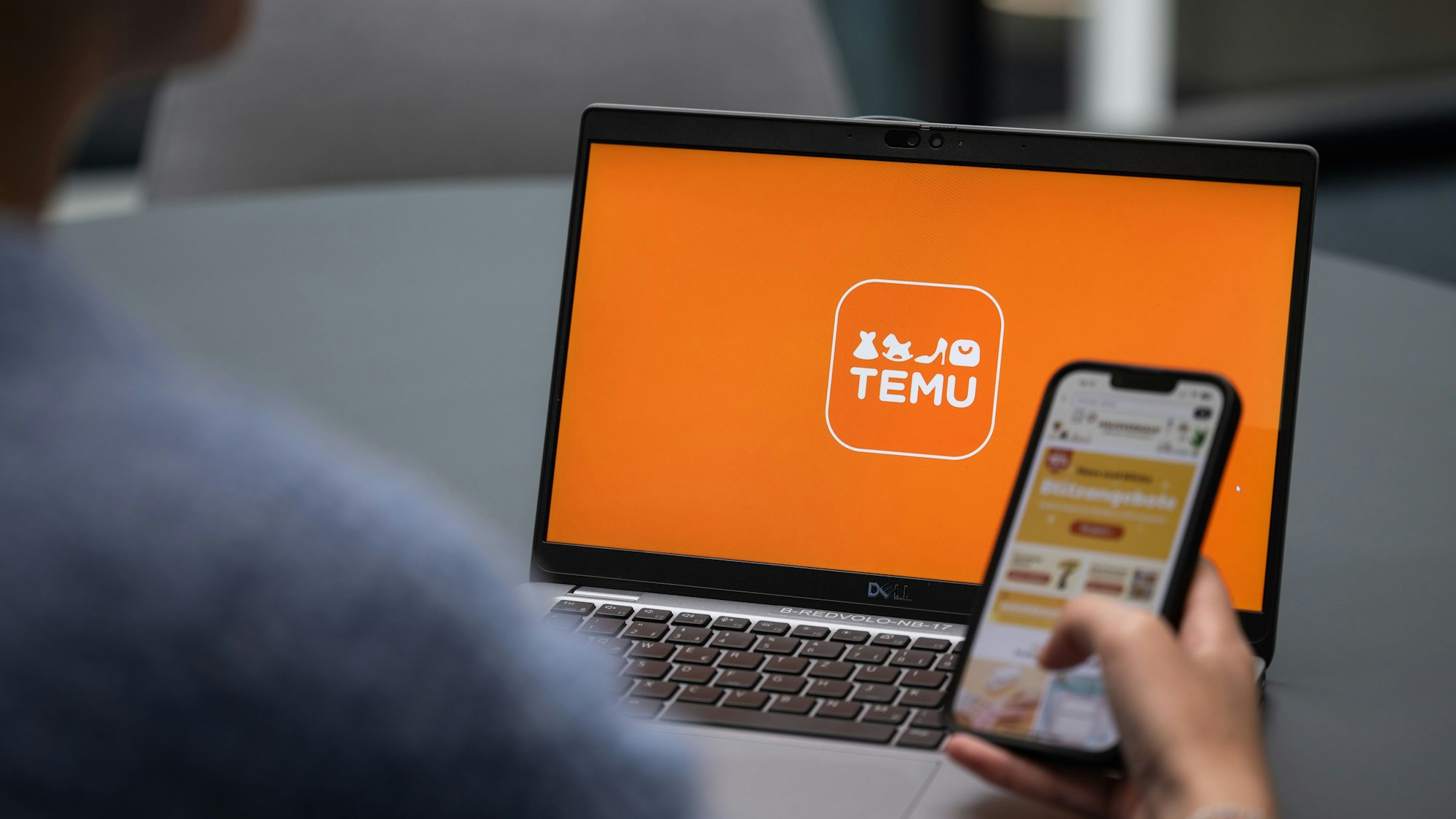 Blick auf einen Laptop mit dem Logo der App Temu (gestellte Szene).