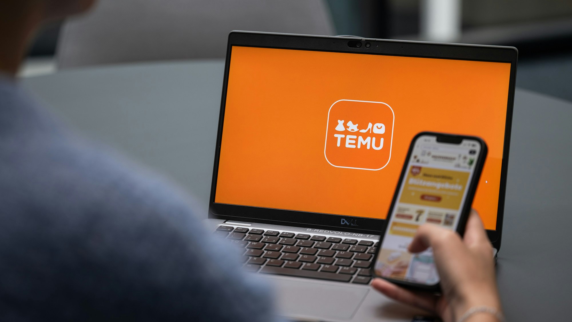 Blick auf einen Laptop mit dem Logo der App Temu (gestellte Szene).