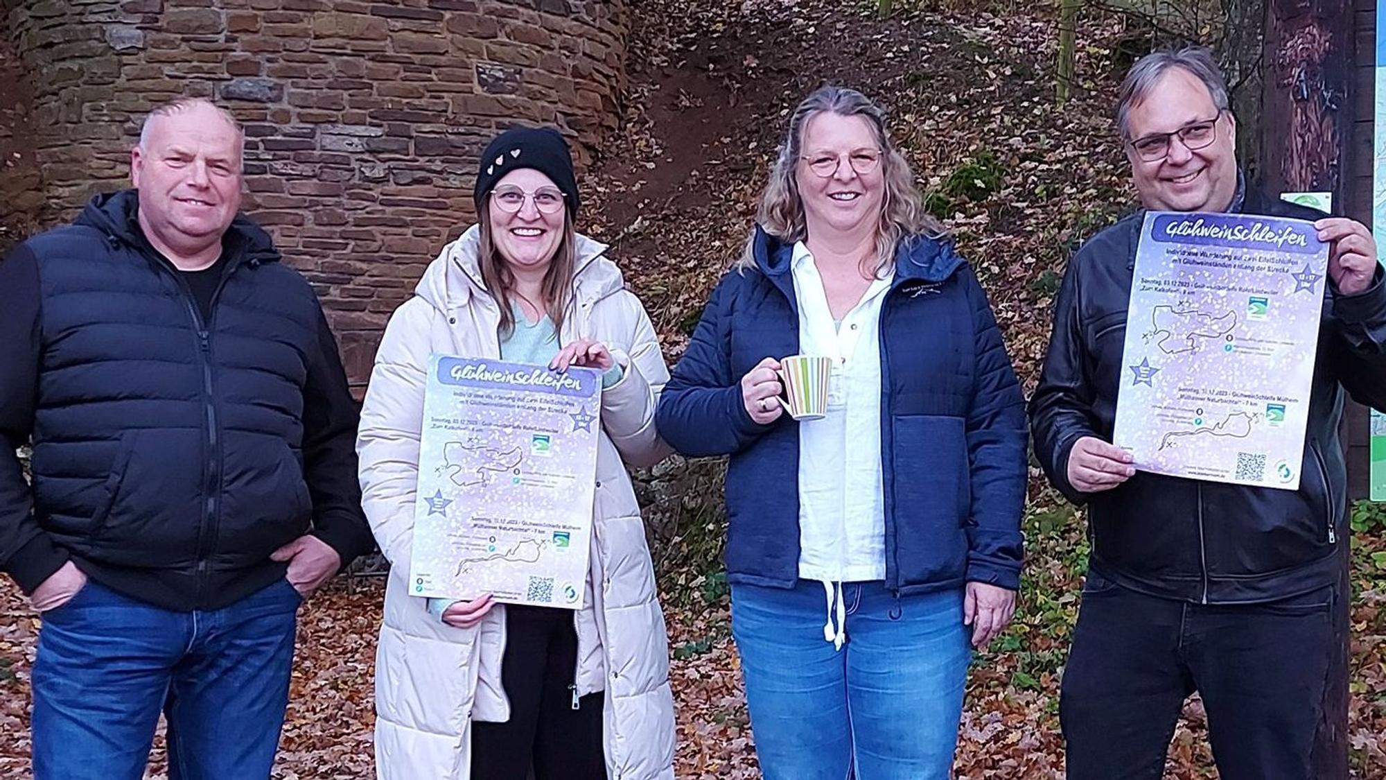 Helmut Pickartz, Christina Gier, Jutta Jeske und Ingo Bings (v.l.) präsentieren das Plakat für die Glühweinschleifen-Wanderung.