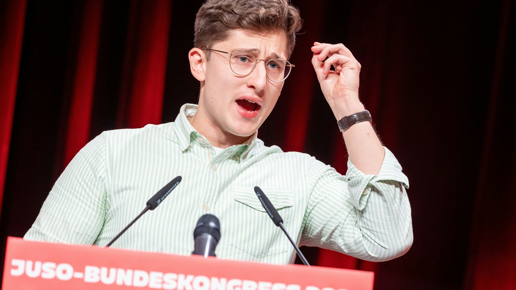 17.11.2023, Niedersachsen, Braunschweig: Philipp Türmer, Kandidat Jusos-Bundesvorsitzender, hält beim Bundeskongress der Jungsozialisten (Jusos) seine Bewerbungsrede. Foto: Moritz Frankenberg/dpa +++ dpa-Bildfunk +++