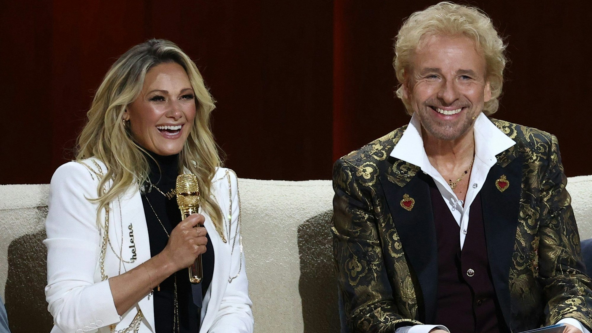 Sängerin Helene Fischer sitzt gemeinsam mit Moderator Thomas Gottschalk auf dem berühmten Sofa von „Wetten, dass..?“. Beide treten gemeinsam in der letzten Sendung am 25. November auf.