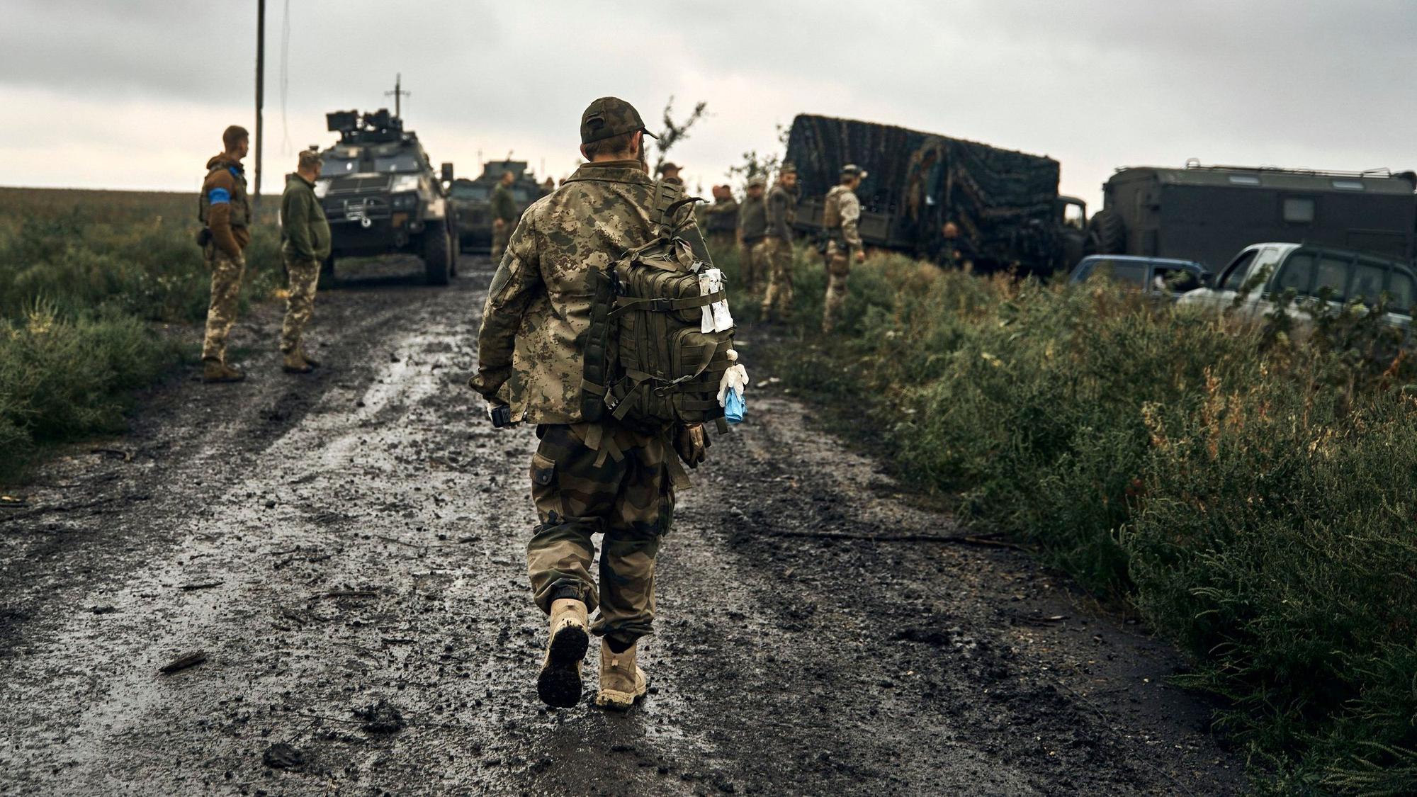 Ukrainische Soldaten stehen auf einer Landstraße. Zuletzt gelang der ukrainischen Armee ein Durchburch am Dnipro.