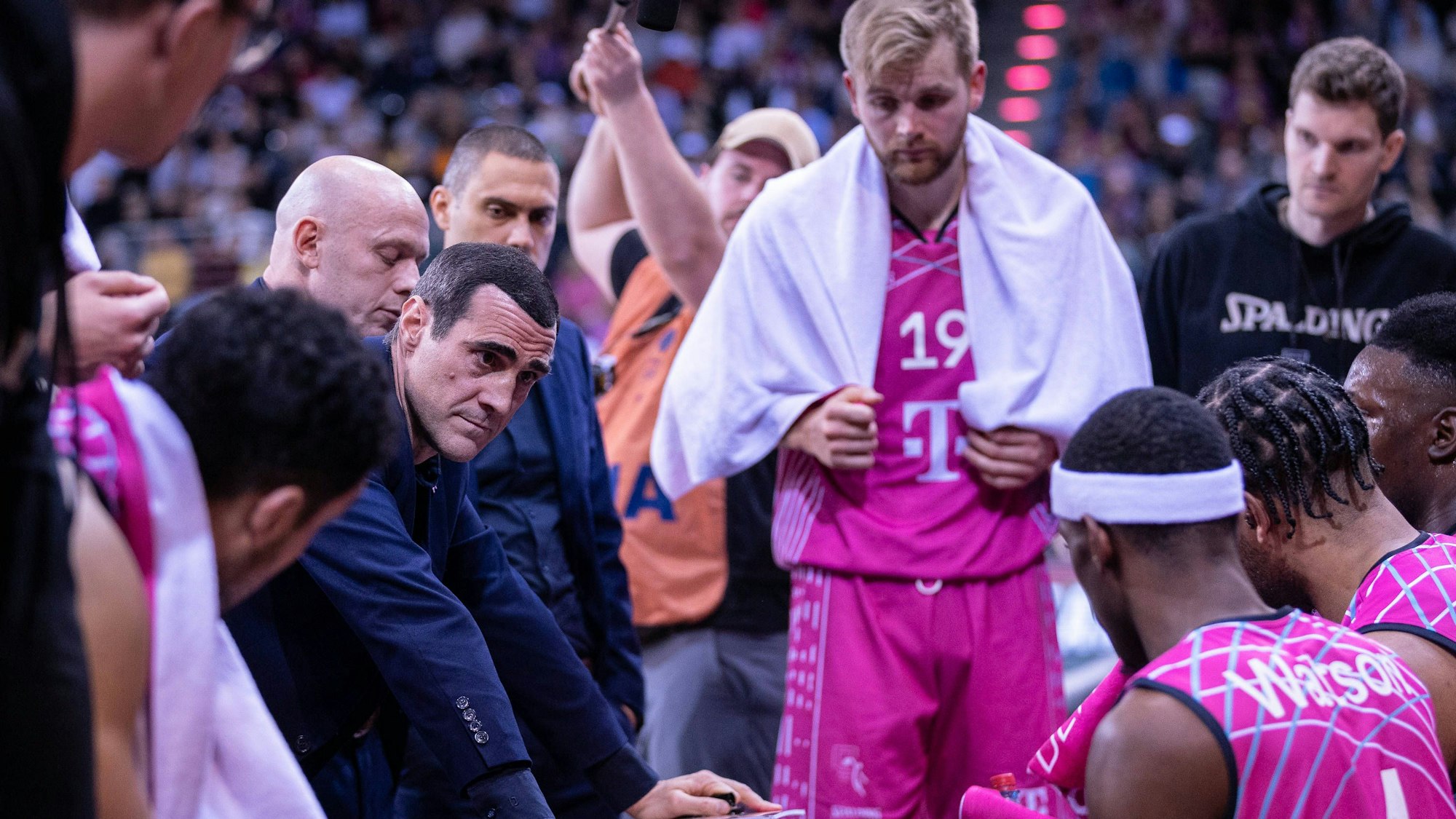 Trainer Roel Moors in einer Auszeit. Till Pape (r.)  kam wie Moors von der BG Göttingen.