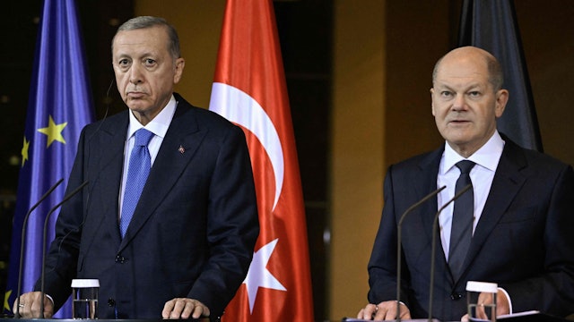 Der türkische Präsident Recep Tayyip Erdogan (links) und Bundeskanzler Olaf Scholz sprechen vor der Presse.