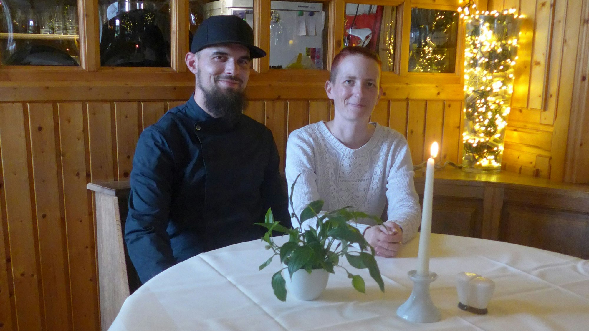 Linus und Nicole Regenhardt sind Gastgeber auf dem Gutshof Mönchsheide. Auf die Teller kommt aktuell häufig knusprige Ente.