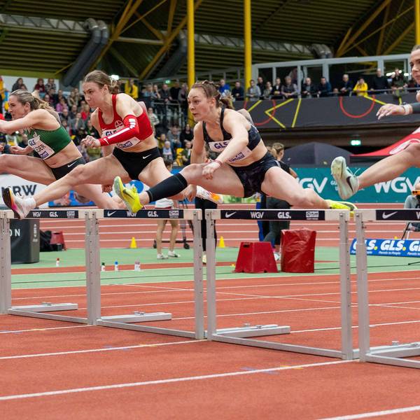 Das Bild zeigt fünf Sportlerinnen beim Hürdenlauf.