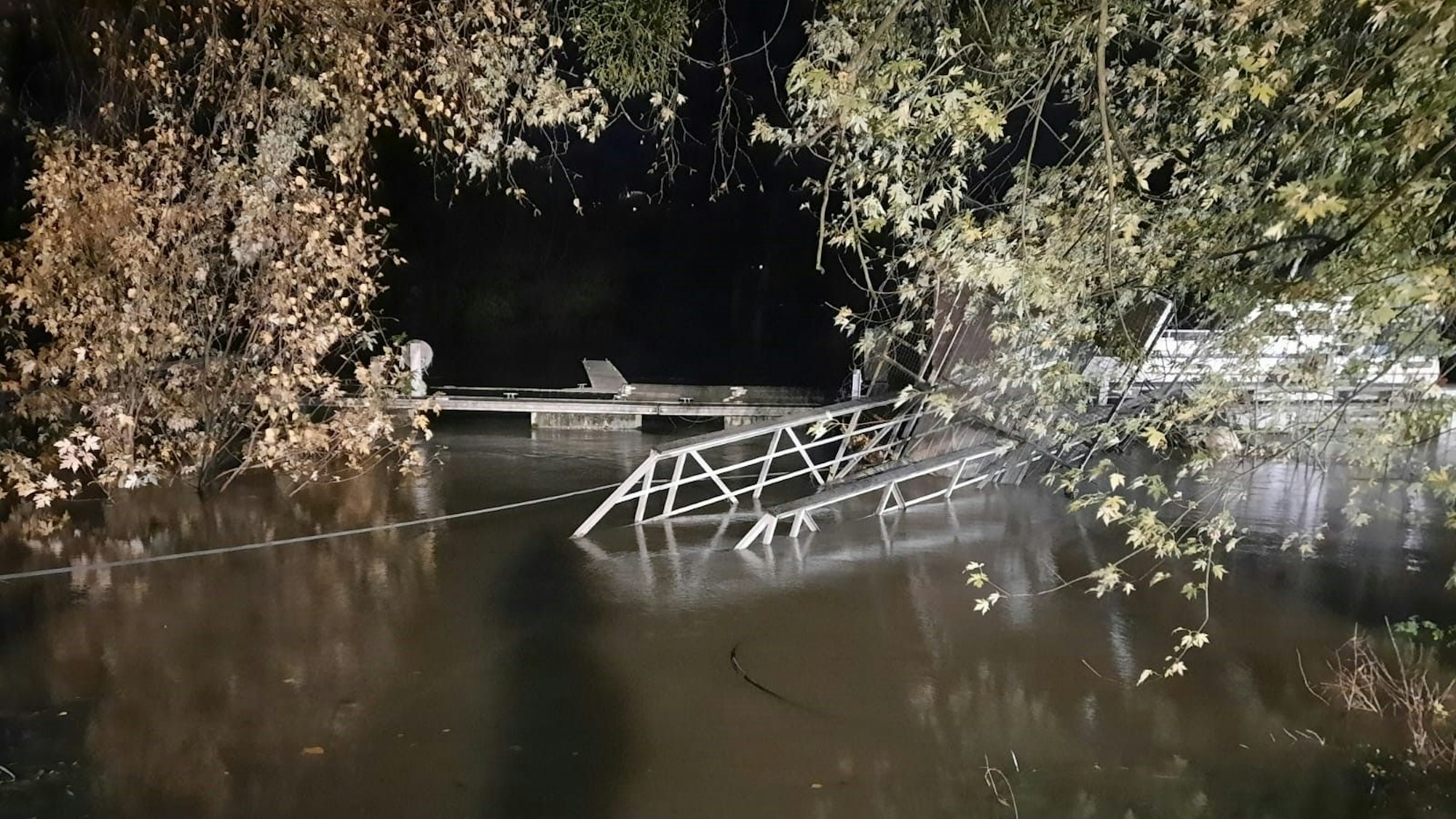 Das THW sichert in Bad Honnef eine Steganlage.