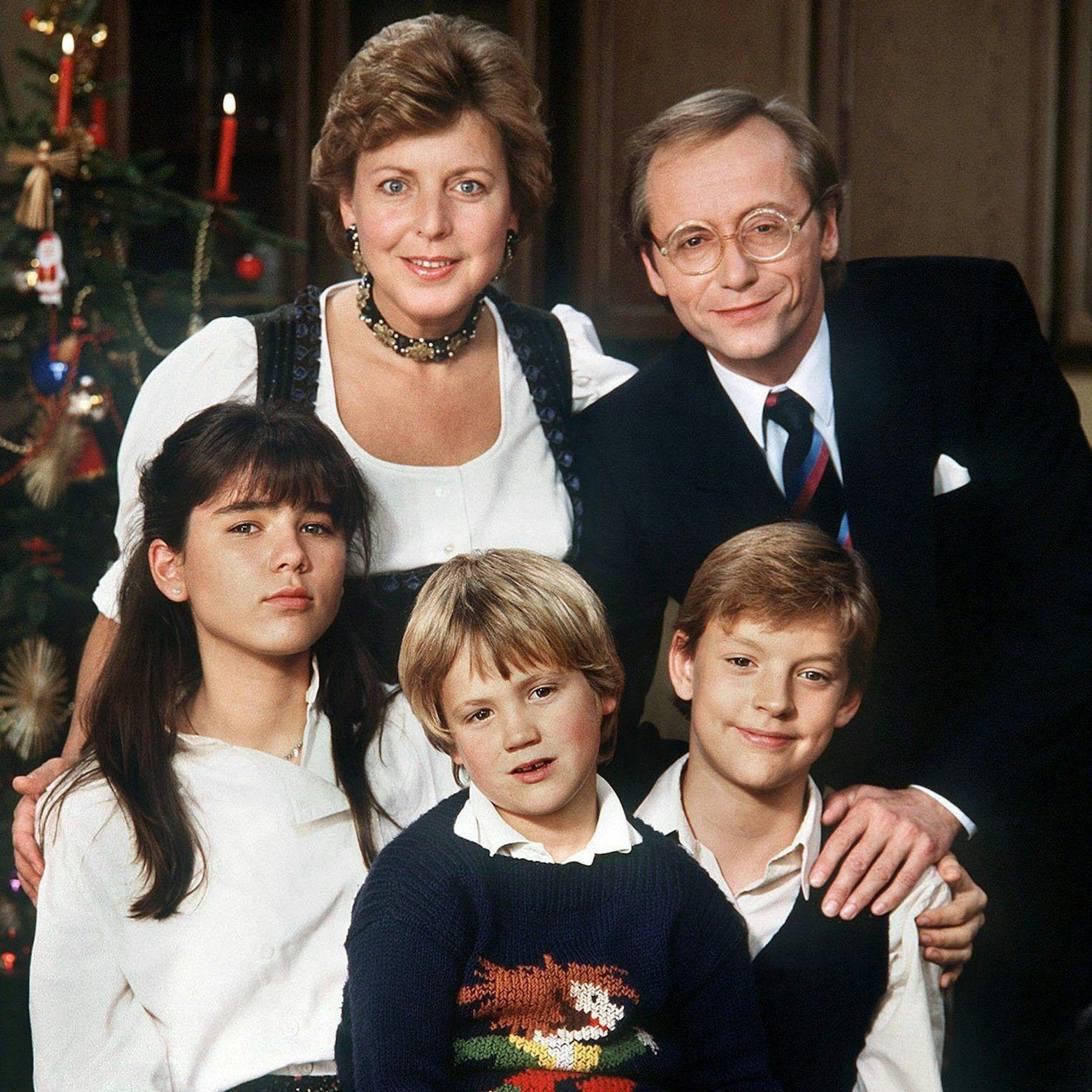 Helga Beimer (Marie-Luise Marjan) mit ihrem ersten Mann Hans (Joachim Hermann Luger) und ihren Kindern (l-r) Marion (Ina Bleiweiß), Klausi (Moritz A. Sachs) und Benny (Christian Kahrmann).