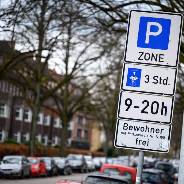 ARCHIV - 09.03.2023, Hamburg: Schilder mit Hinweisen zu einer Bewohnerparkzone stehen an einer Wohnstraße.