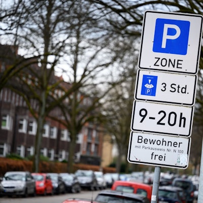 ARCHIV - 09.03.2023, Hamburg: Schilder mit Hinweisen zu einer Bewohnerparkzone stehen an einer Wohnstraße.