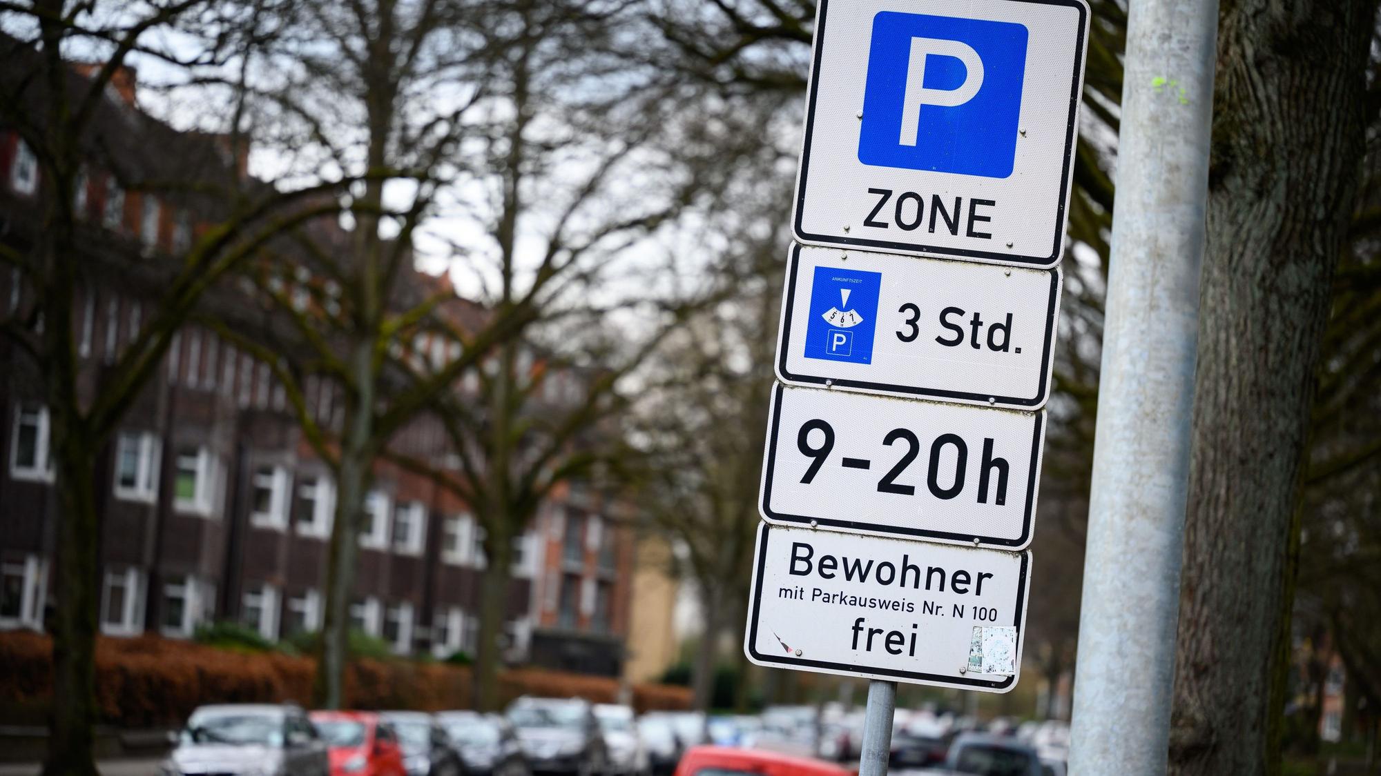 ARCHIV - 09.03.2023, Hamburg: Schilder mit Hinweisen zu einer Bewohnerparkzone stehen an einer Wohnstraße.