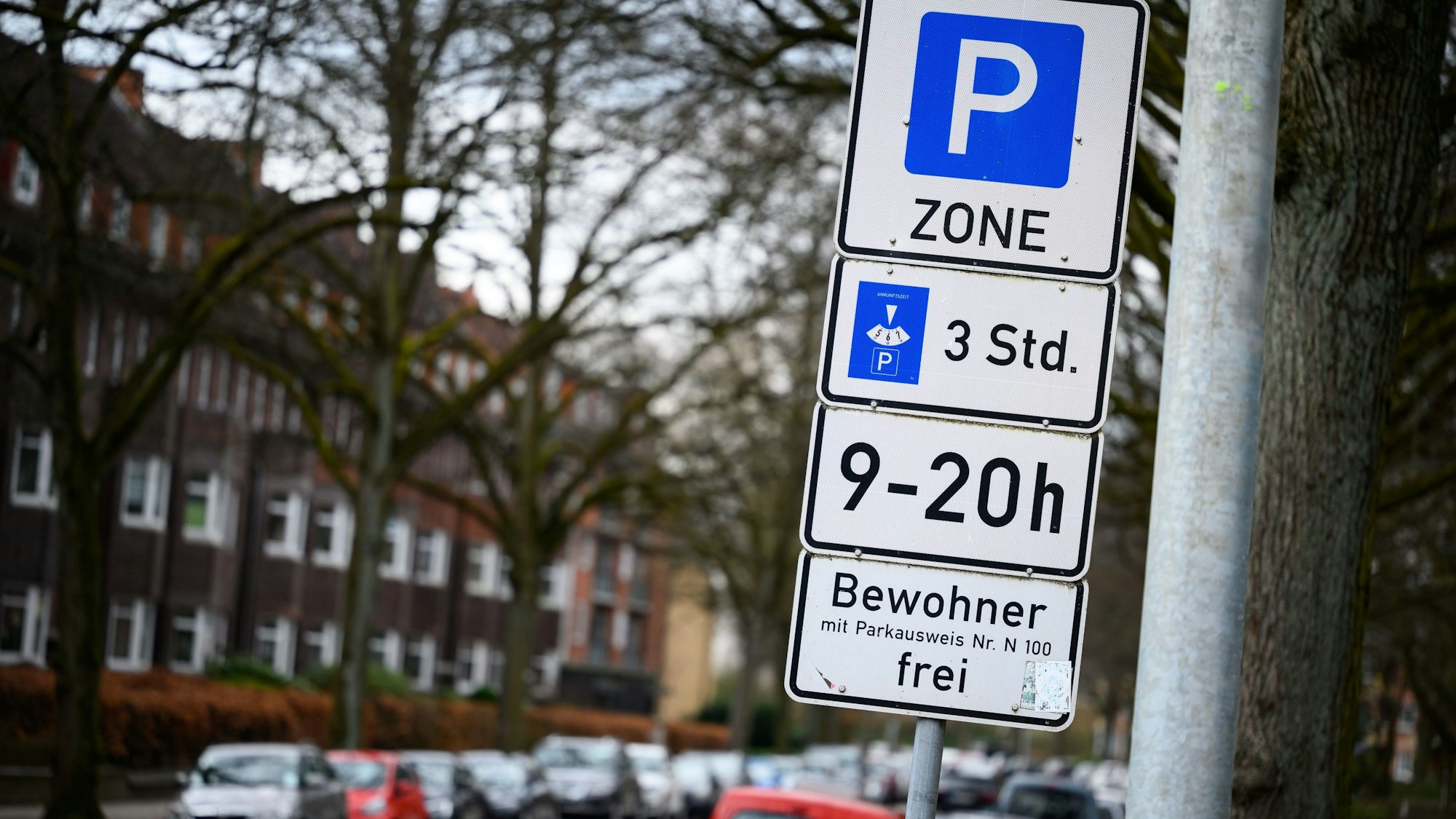 ARCHIV - 09.03.2023, Hamburg: Schilder mit Hinweisen zu einer Bewohnerparkzone stehen an einer Wohnstraße.