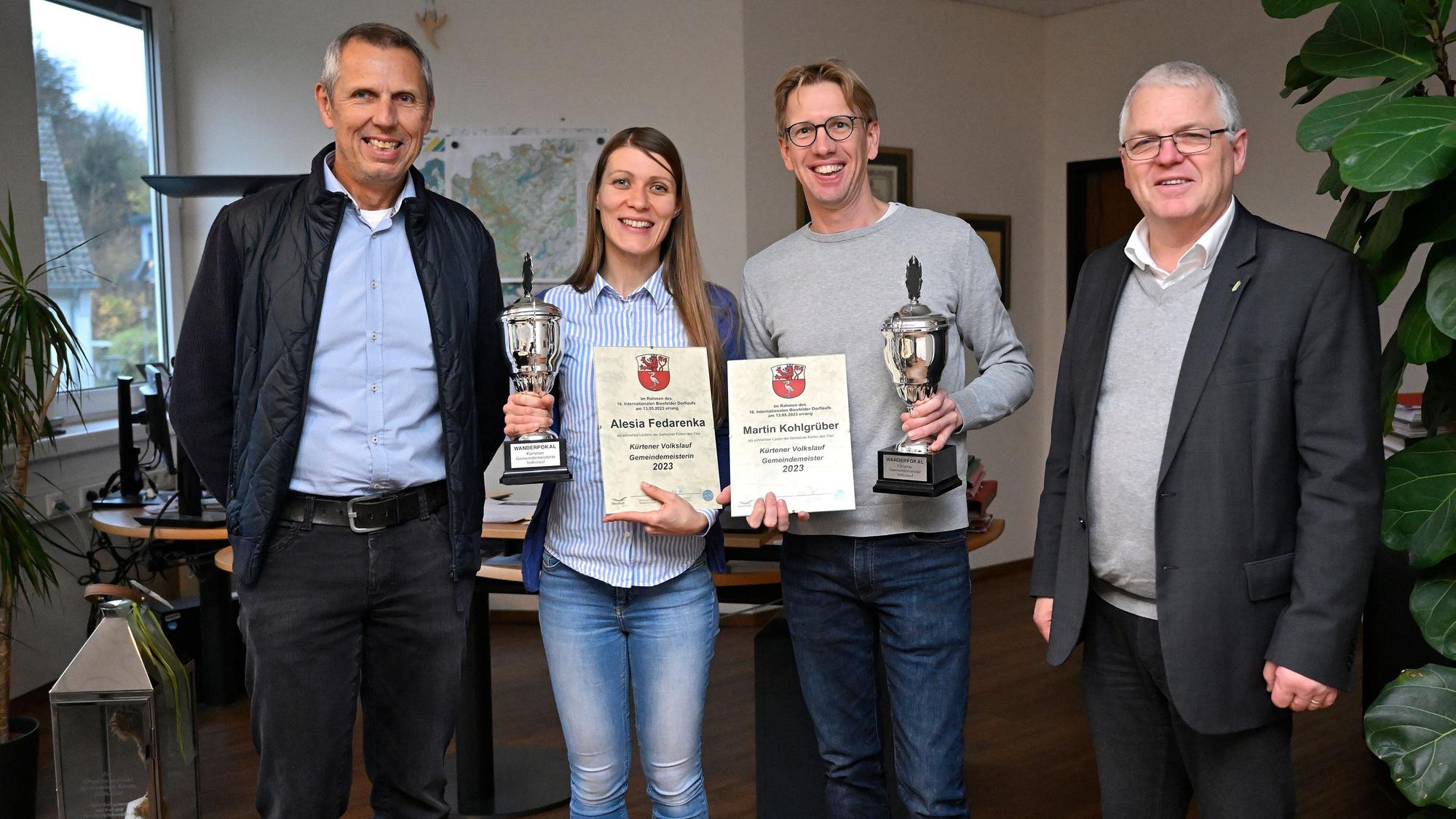 Das Foto zeigt die Ehrung der Gemeindemeister im Straßenlauf mit (v.l.) Dirk Zager, Alesia Fedarenka, Martin Kohlgrüber, Willi Heider