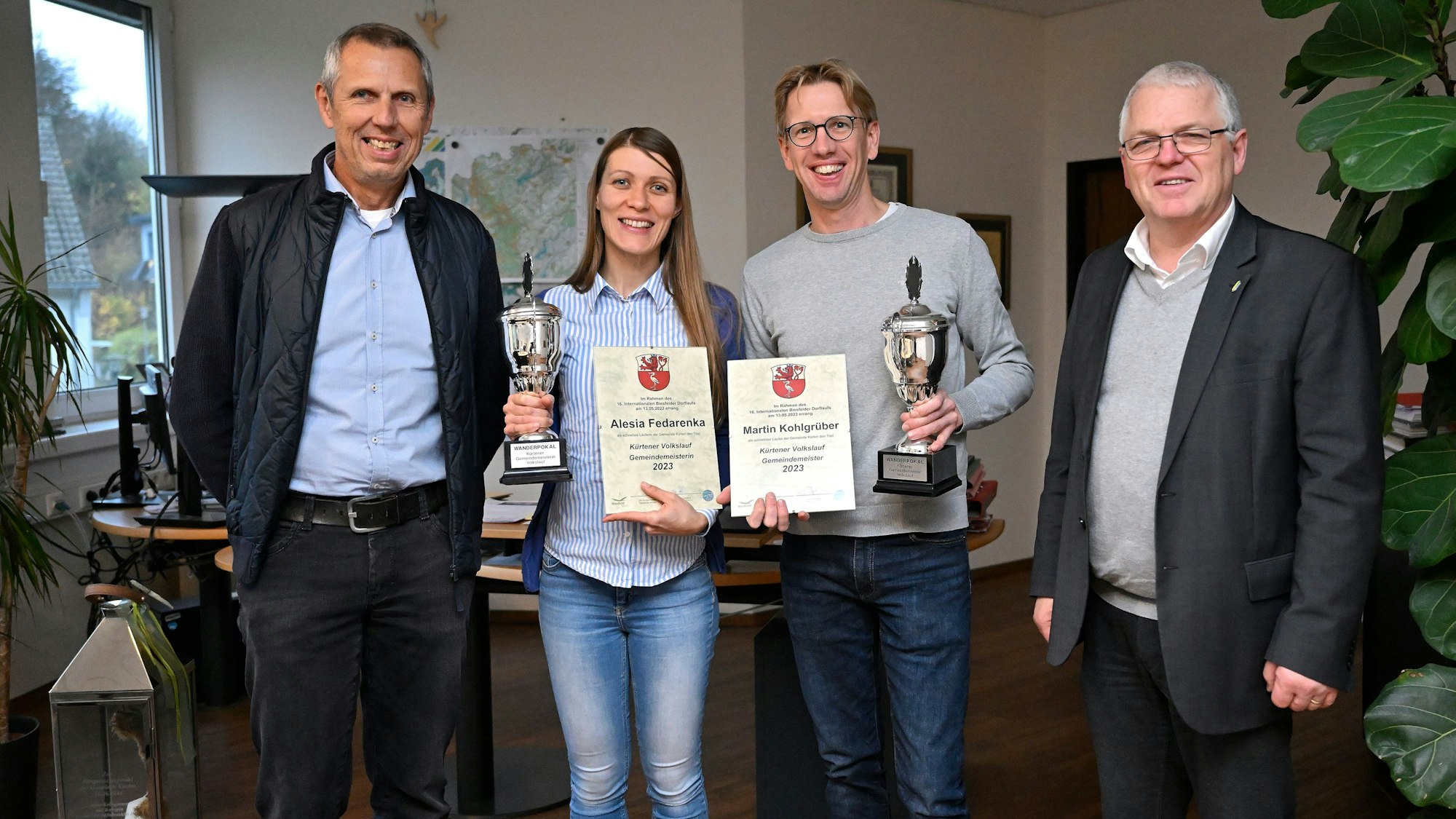 Das Foto zeigt die Ehrung der Gemeindemeister im Straßenlauf mit (v.l.) Dirk Zager, Alesia Fedarenka, Martin Kohlgrüber, Willi Heider