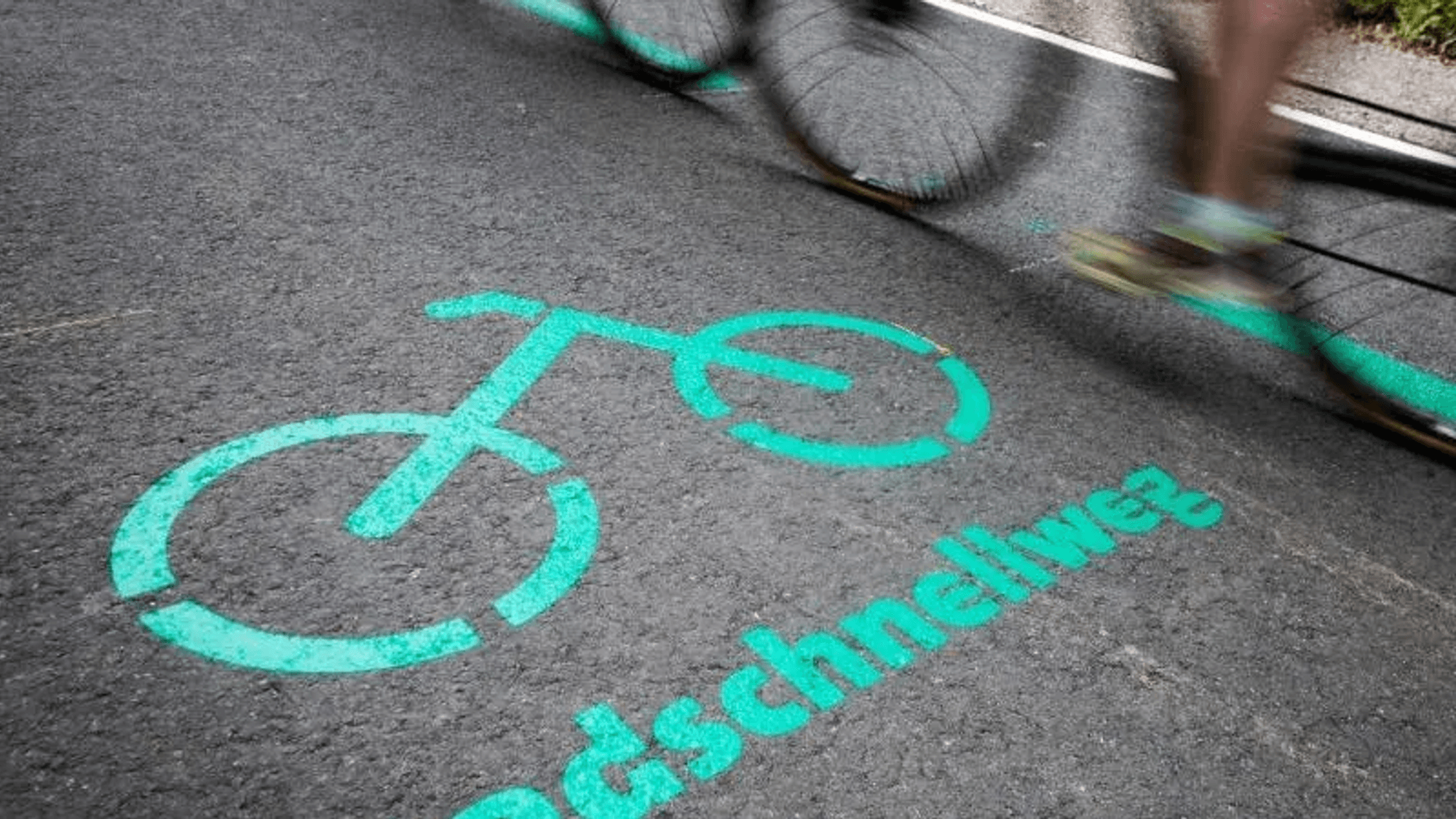 Das Foto zeigt die Markierung für einen Radschnellweg.