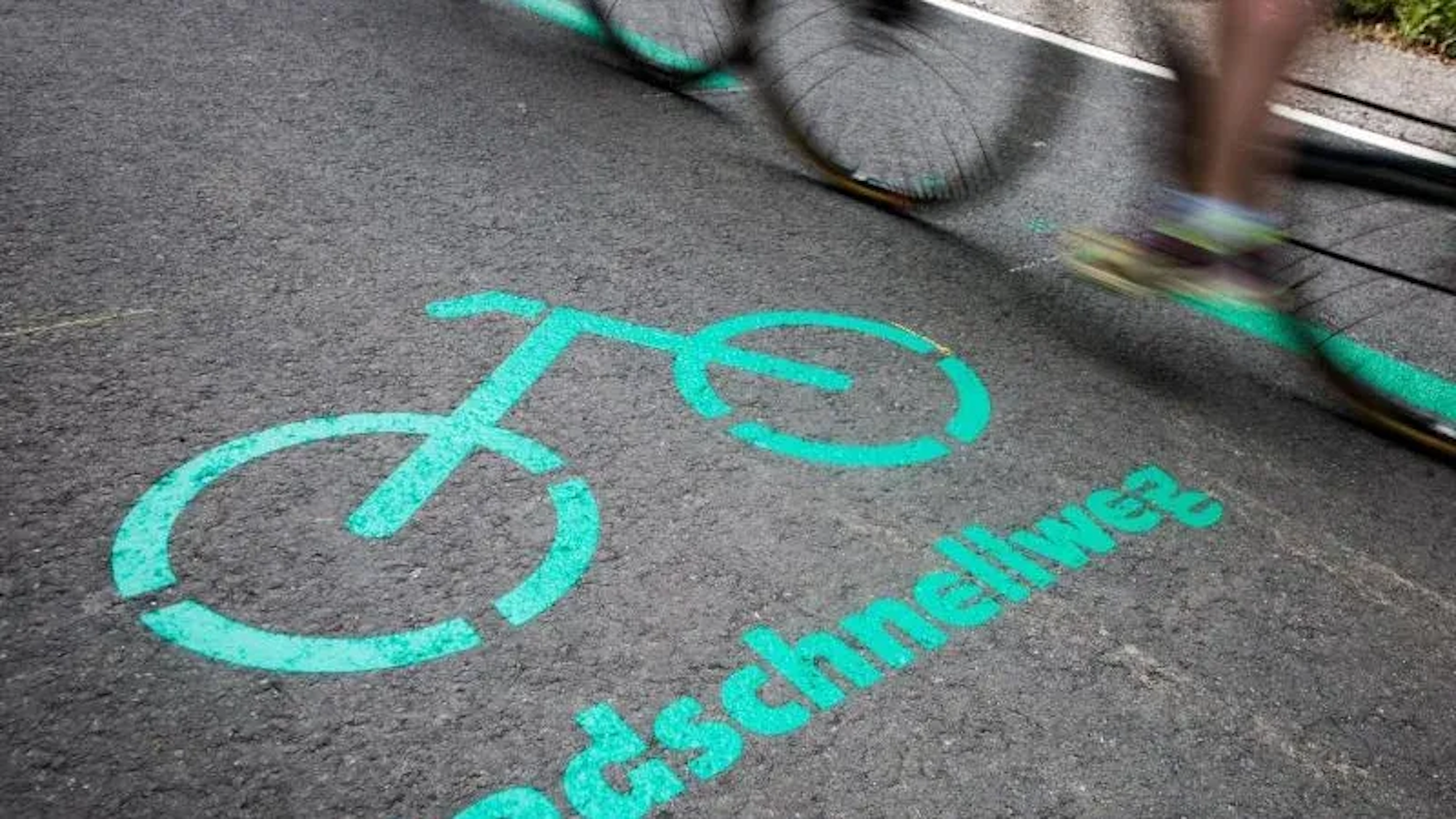 Das Foto zeigt die Markierung für einen Radschnellweg.