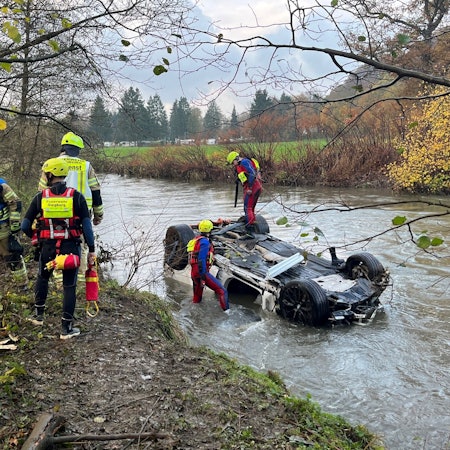 Rettungskräfte bergen ein Fahrzeug aus der Sülz.