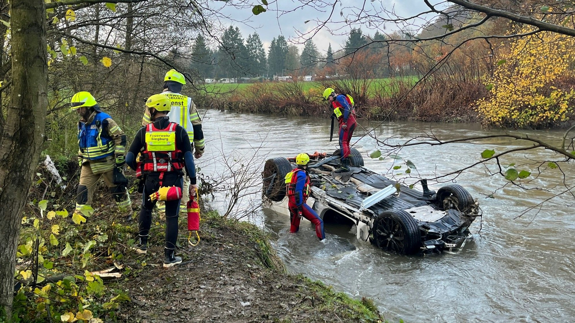 Rettungskräfte bergen ein Fahrzeug aus der Sülz.