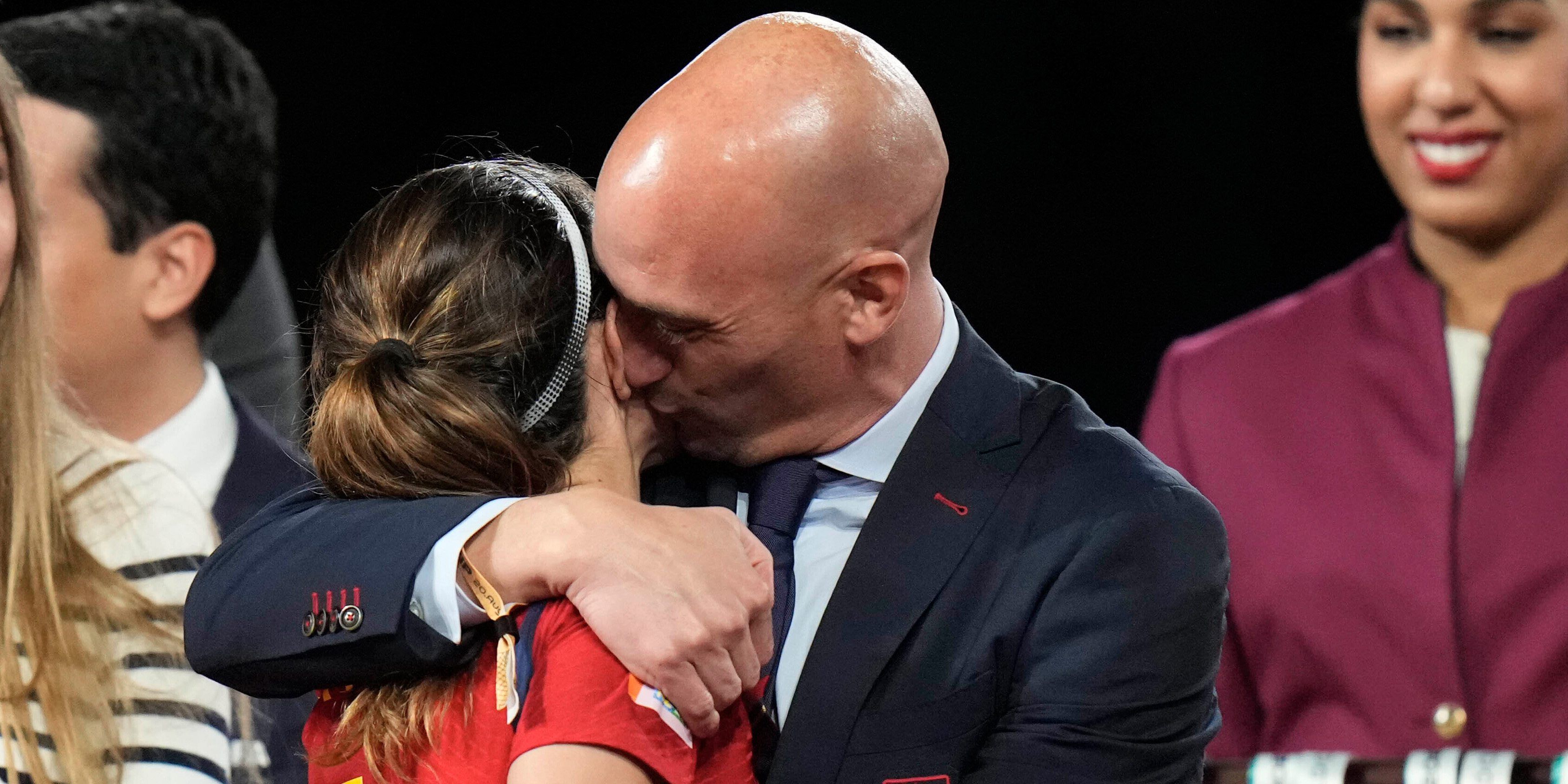 ARCHIV - 20.08.2023, Australien, Sydney: Luis Rubiales (Mr),Präsident des spanischen Fußballverbands, umarmt die spanische Nationalspielerin Aitana Bonmati auf dem Podium nach dem Sieg Spaniens im Finale der Fußballweltmeisterschaft der Frauen gegen England.
