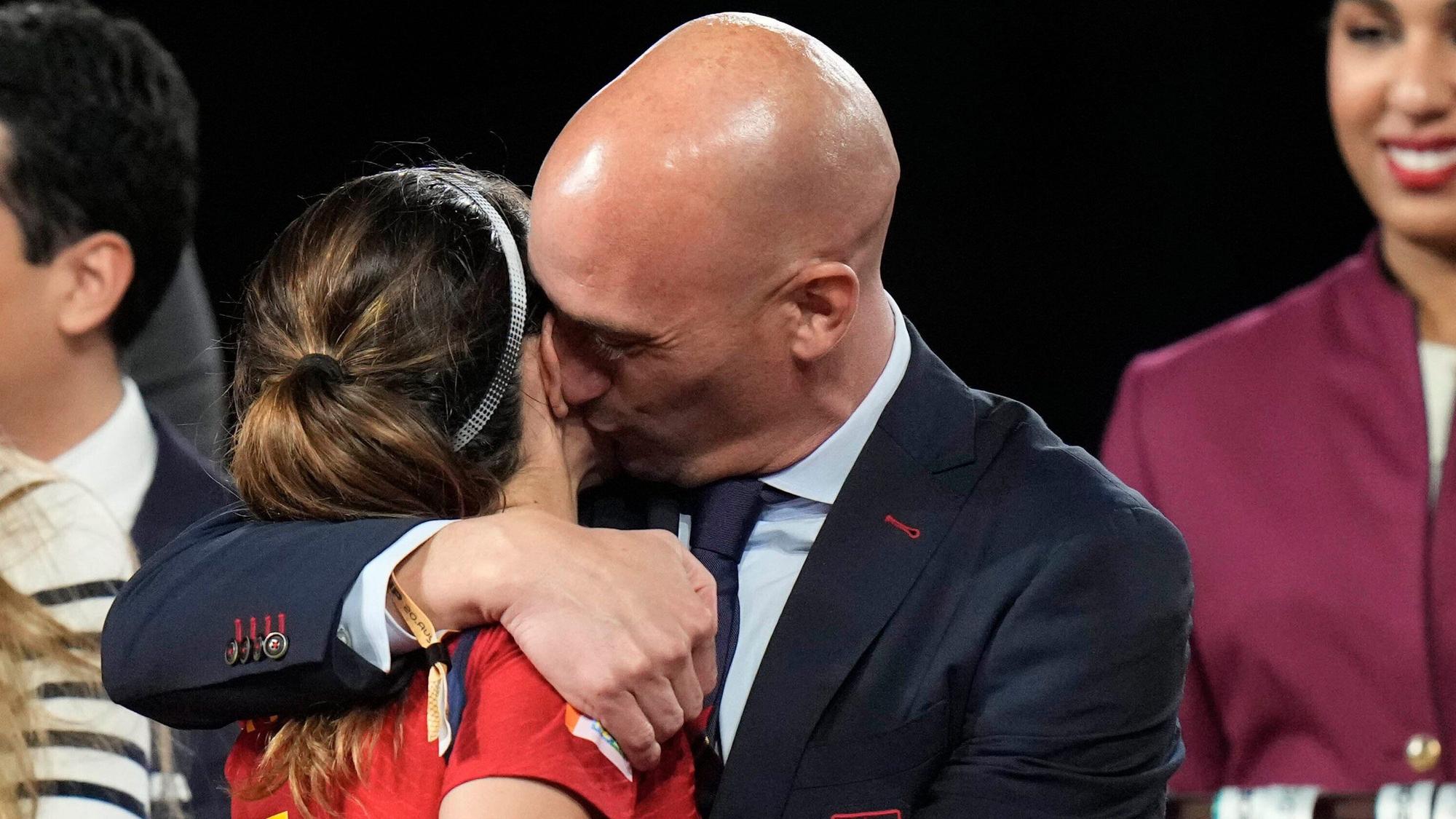 ARCHIV - 20.08.2023, Australien, Sydney: Luis Rubiales (Mr),Präsident des spanischen Fußballverbands, umarmt die spanische Nationalspielerin Aitana Bonmati auf dem Podium nach dem Sieg Spaniens im Finale der Fußballweltmeisterschaft der Frauen gegen England.