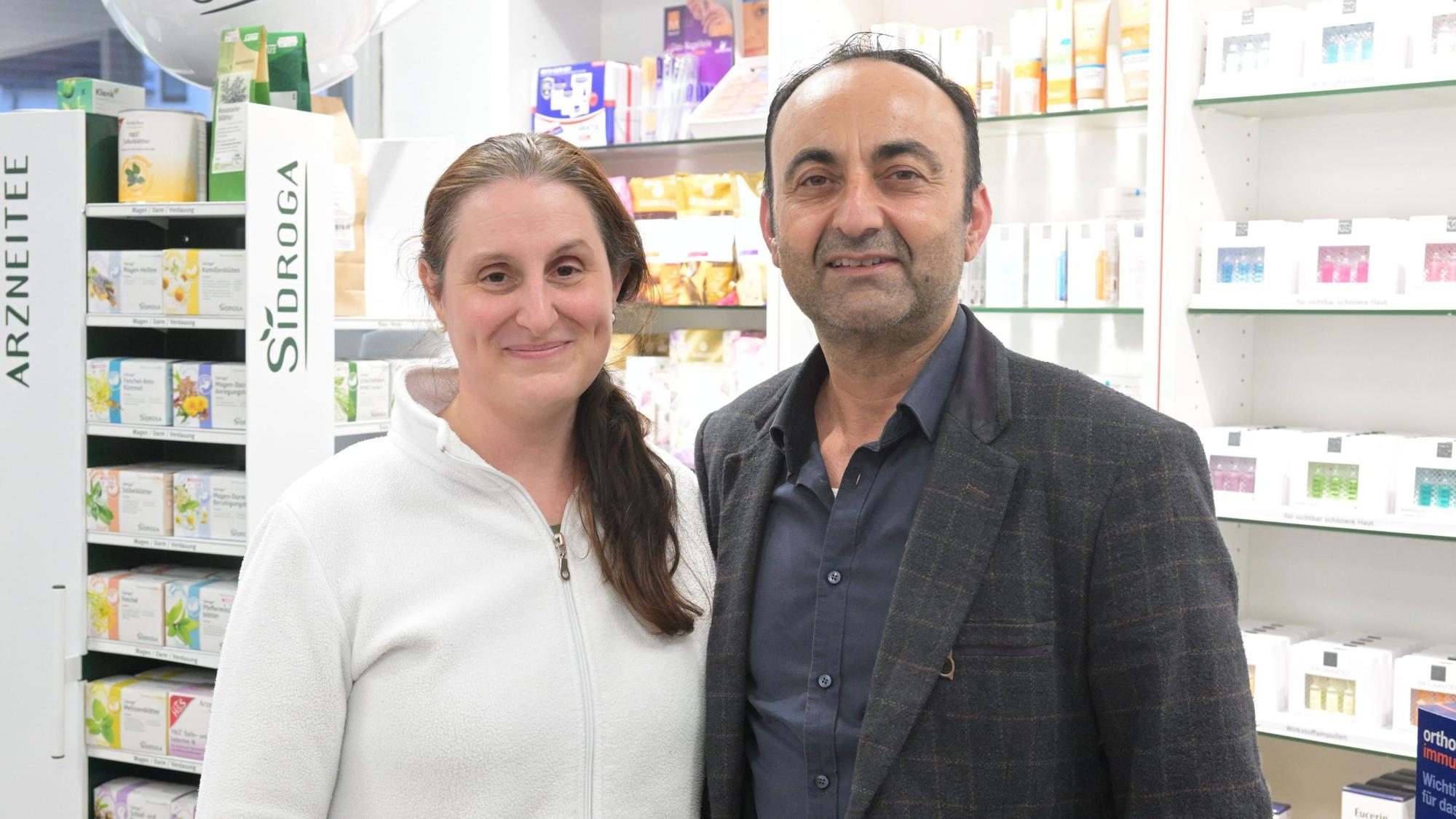 Isabel Hanisch-Alsultan und Azam Alsultan stehen nebeneinander vor einem Regal mit Medikamenten.