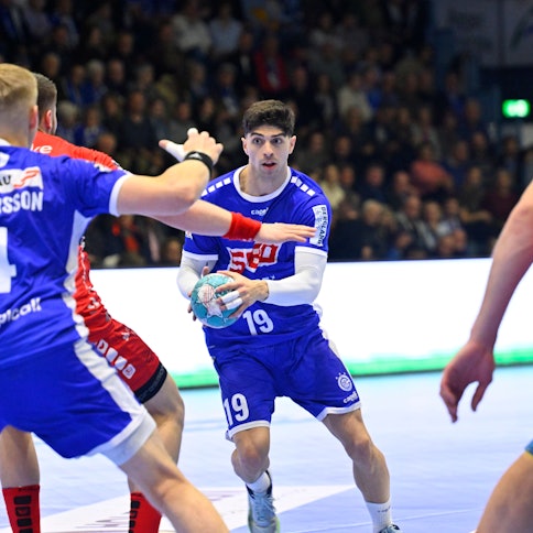 Gummersbachs Handballer Giorgi Tskhovrebadze in einer Spielsituation auf dem Handballfeld.