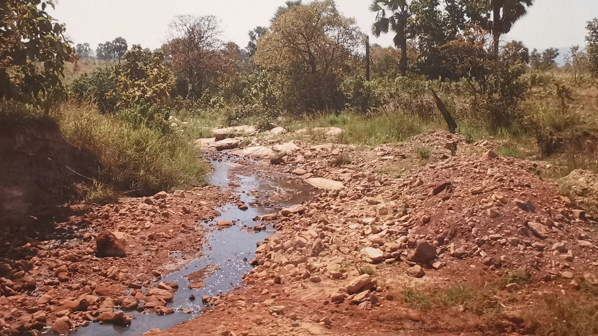 Ein fast ausgetrocknetes Flussbett im Kalender der Togo-Hilfe Rheinbach 2024Kalender Togo-Hilfe Rheinbach 2024