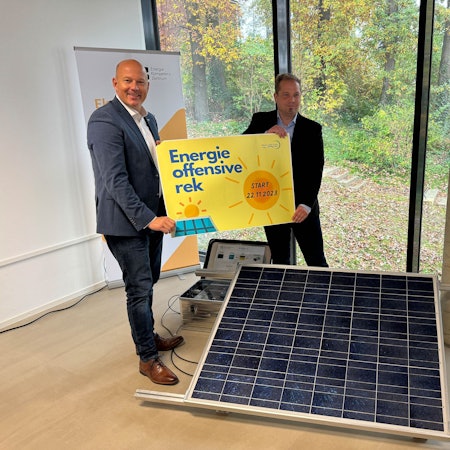 Auf dem Foto sind Landrat Frank Rock und Umweltdezernent Uwe Zaar zu sehen. Sie halten ein Plakat hoch, auf dem eine Sonne zu sehen ist.