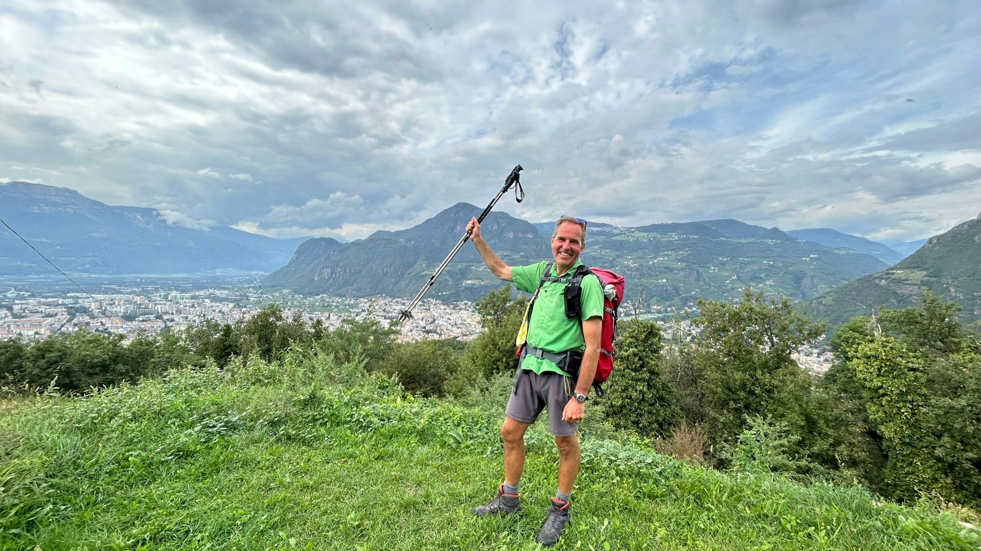 Stefan Wiemer erreicht nach seiner Wanderung Bozen.