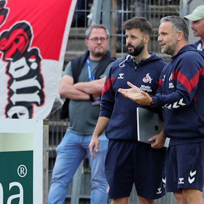 SC Fortuna Köln vs. 1. FC Köln U21, 4.Liga,
rechts: Trainer Evangelos Sbonias (1. FC Köln), 01.08.2023, Bild: Herbert Bucco