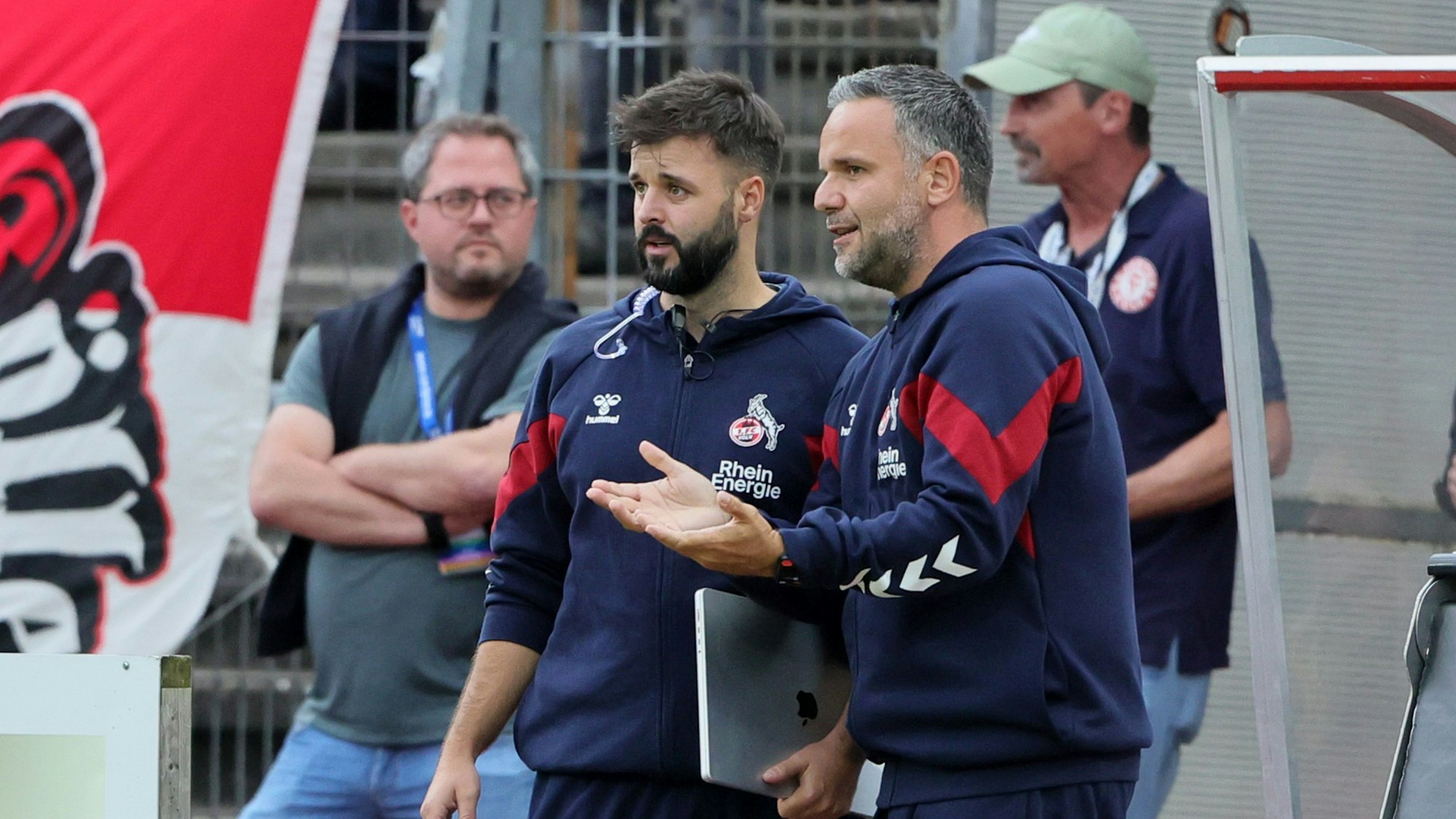 SC Fortuna Köln vs. 1. FC Köln U21, 4.Liga,
rechts: Trainer Evangelos Sbonias (1. FC Köln), 01.08.2023, Bild: Herbert Bucco