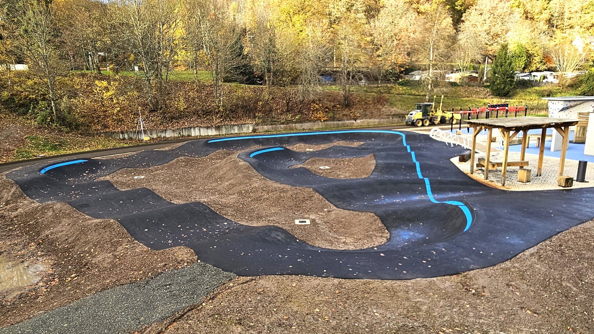 Blick auf den neuen Pumptrack-Parcours mit Wellen und Kurven.