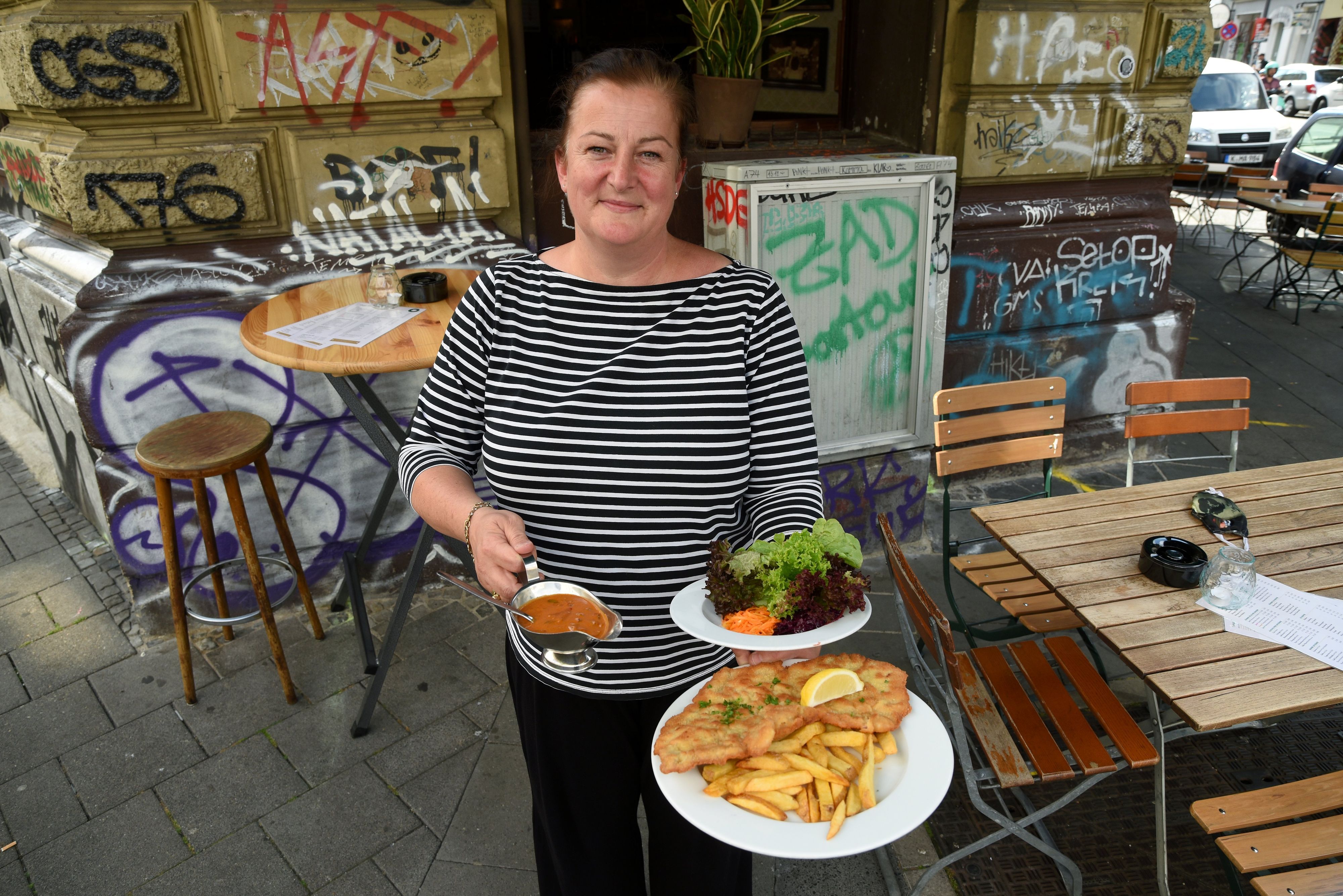 18.08.2020  Köln Maureen Wolf mit Zigeunerschnitzel bei Oma Kleinmann Zülpicher Straße

Foto: Csaba Peter Rakoczy
