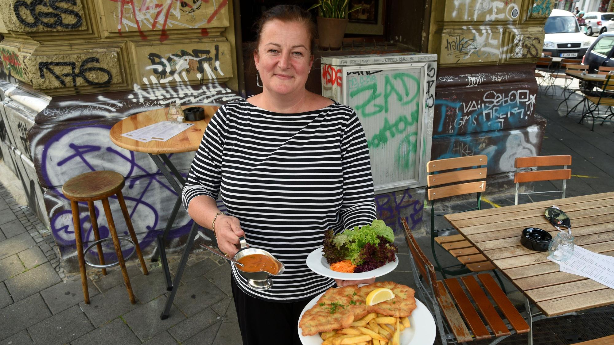 18.08.2020 Köln Maureen Wolf mit Zigeunerschnitzel bei Oma Kleinmann Zülpicher Straße
Foto: Csaba Peter Rakoczy