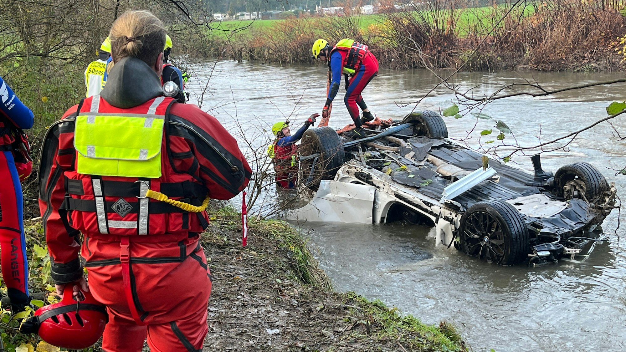 Ein 23 Jahre alter Autofahrer ist bei einem Unfall von der A 3 abgekommen und tödlich verletzt worden. Sein Auto landete auf dem Dach in der Sülz.