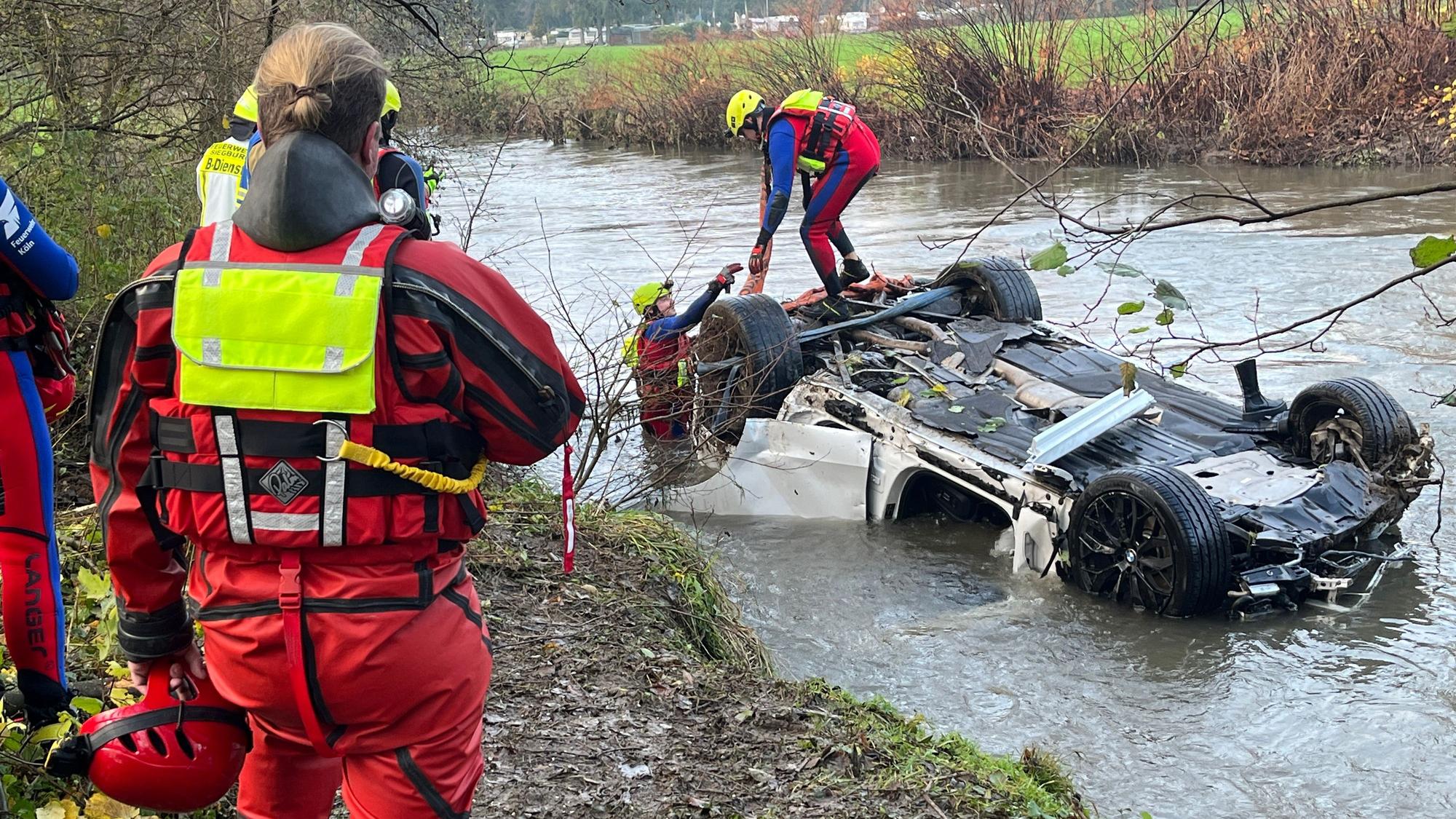 Ein 24 Jahre alter Autofahrer ist im November 2023 von der A 3 abgekommen, nur wenige Meter von der Unfallstelle am Sonntag entfernt, und ist auf dem Dach in der Sülz gelandet. Er musste durch die Feuerwehr befreit werden, er lag mit dem Kopf unter Wasser.
