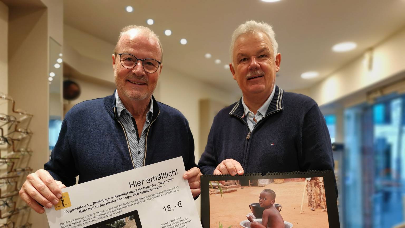 Der Rheinbacher Verein Togo-Hilfe e.V. hat auch für 2024 wieder einen sehr schönen Togo-Bild-Kalender erstellt.
Links Michael Firmenich, rechts Stefan Raetz