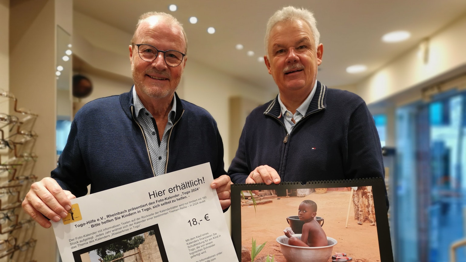 Der Rheinbacher Verein Togo-Hilfe e.V. hat auch für 2024 wieder einen sehr schönen Togo-Bild-Kalender erstellt.
Links Michael Firmenich, rechts Stefan Raetz